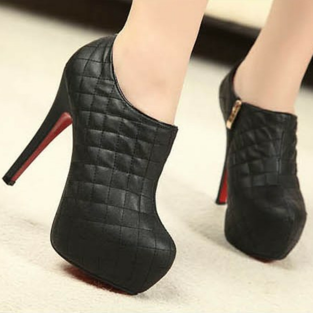 DIAMOND SHAPE FAUX LEATHER BOOTIES